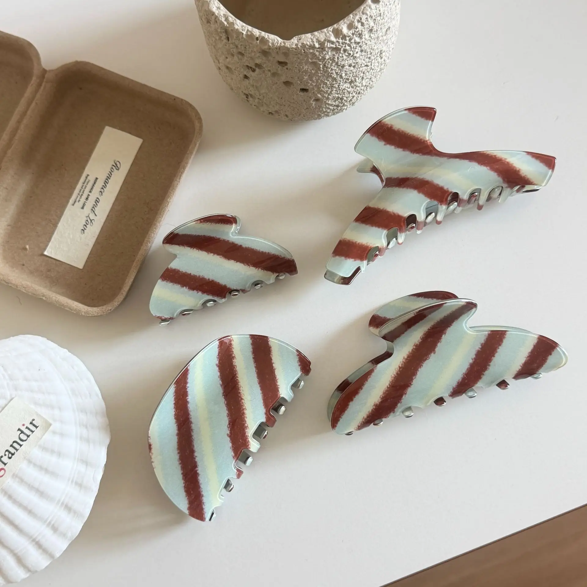 Brown striped hair claw clip - premium acetate hair clip - elegant & minimalist large claw clip
Brown striped hair claw clip - premium acetate hair clip - elegant & minimalist large claw clip