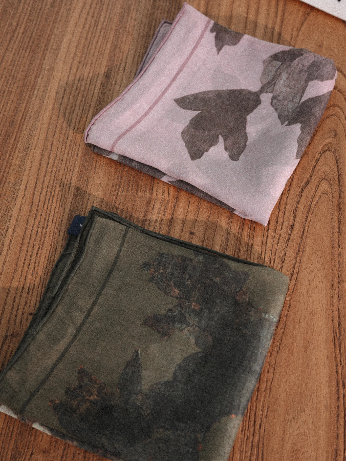 GOTAN 100% Silk Lightweight Scarf Forest System Floral Shadow Old Money Style Square Shawl for Men And Women
GOTAN 100% Silk Lightweight Scarf Forest System Floral Shadow Old Money Style Square Shawl for Men And Women