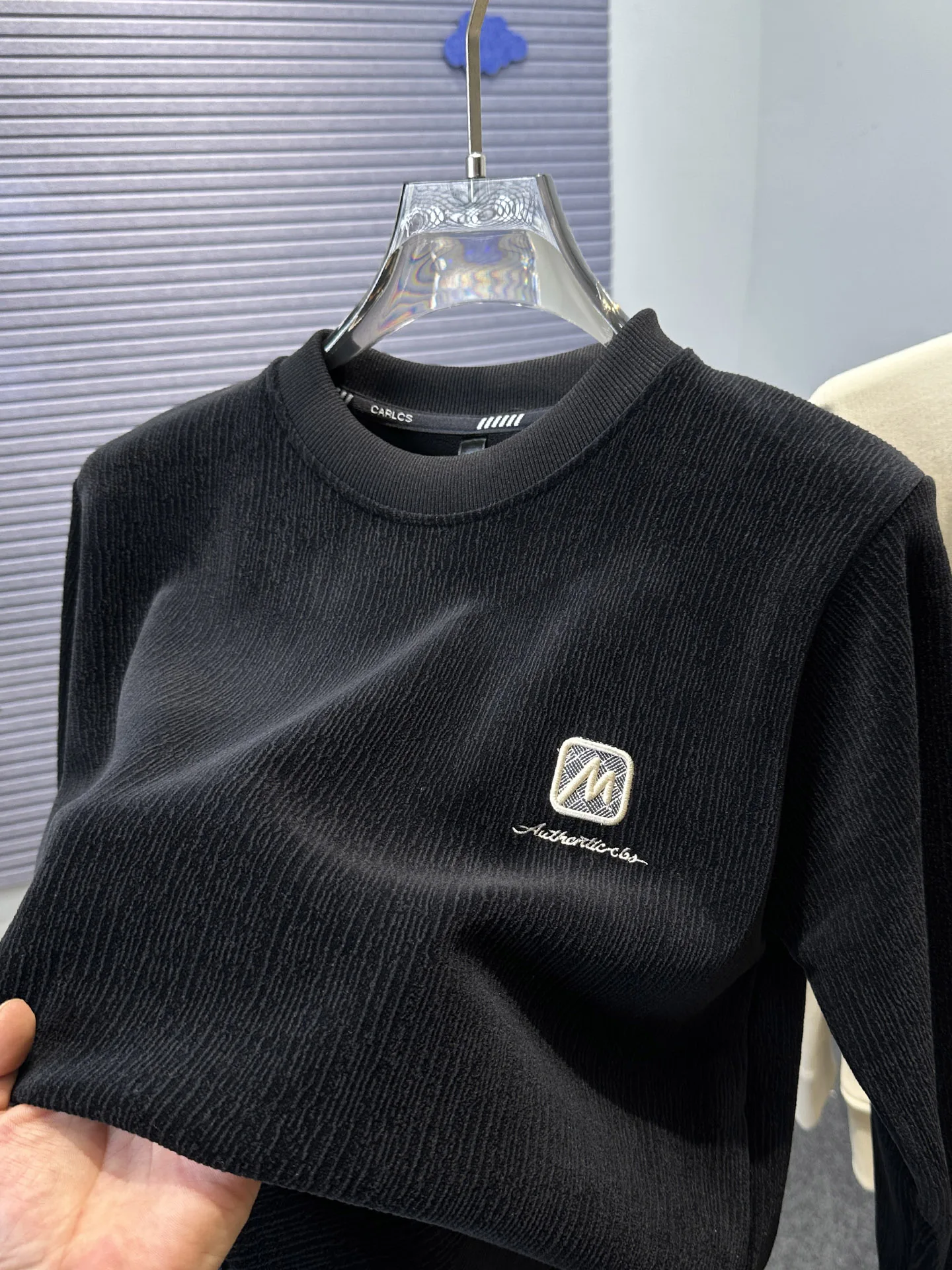 Утепленная двусторонняя флисовая толстовка с капюшоном для мужчин, осенне-зимняя, с вышивкой, теплая, с длинными рукавами, базовый слой, верхняя одежда
Утепленная двусторонняя флисовая толстовка с капюшоном для мужчин, осенне-зимняя, с вышивкой, теплая, с длинными рукавами, базовый слой, верхняя одежда