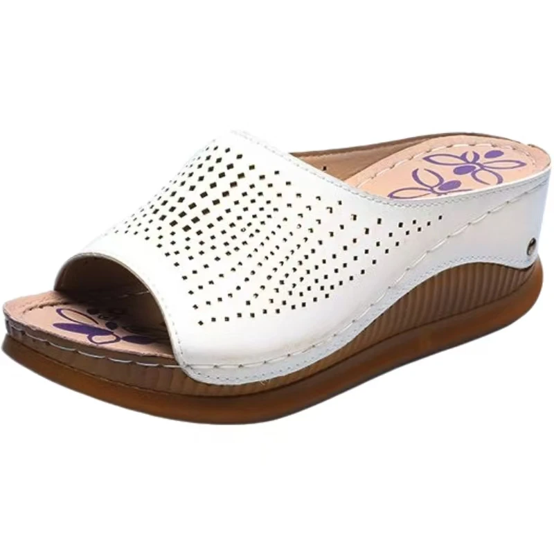 Новые женские кожаные тапочки на танкетке с открытым носком, летние нескользящие дышащие уличные тапочки на толстой подошве на высоком каблуке, повседневные сандалии
Новые женские кожаные тапочки на танкетке с открытым носком, летние нескользящие дышащие уличные тапочки на толстой подошве на высоком каблуке, повседневные сандалии