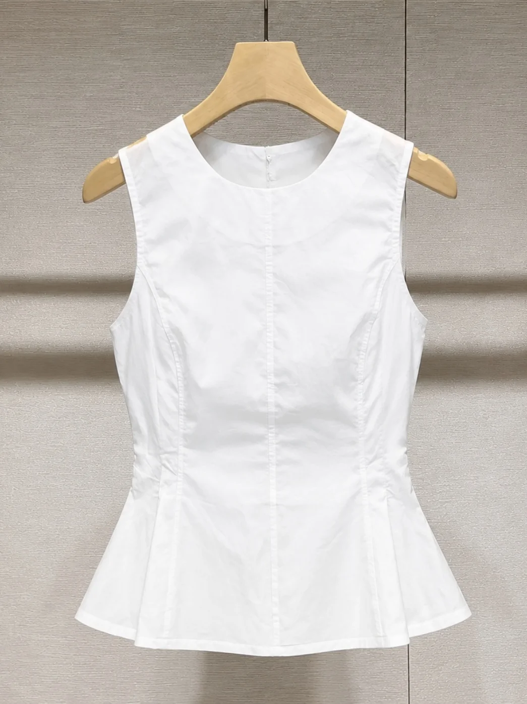 French Style Slim Fit Sleeveless round Neck Pure Color Vest with Ruffle Waist Cinching Summer Fashionable Top for Women
French Style Slim Fit Sleeveless round Neck Pure Color Vest with Ruffle Waist Cinching Summer Fashionable Top for Women