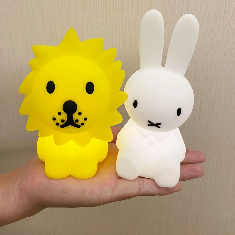 В наличии: Набор мини-ночных светильников Miffy Rabbit Lion из силикона, подарочная серия классических коллекционных украшений с очаровательными фигурками.
В наличии: Набор мини-ночных светильников Miffy Rabbit Lion из силикона, подарочная серия классических коллекционных украшений с очаровательными фигурками.