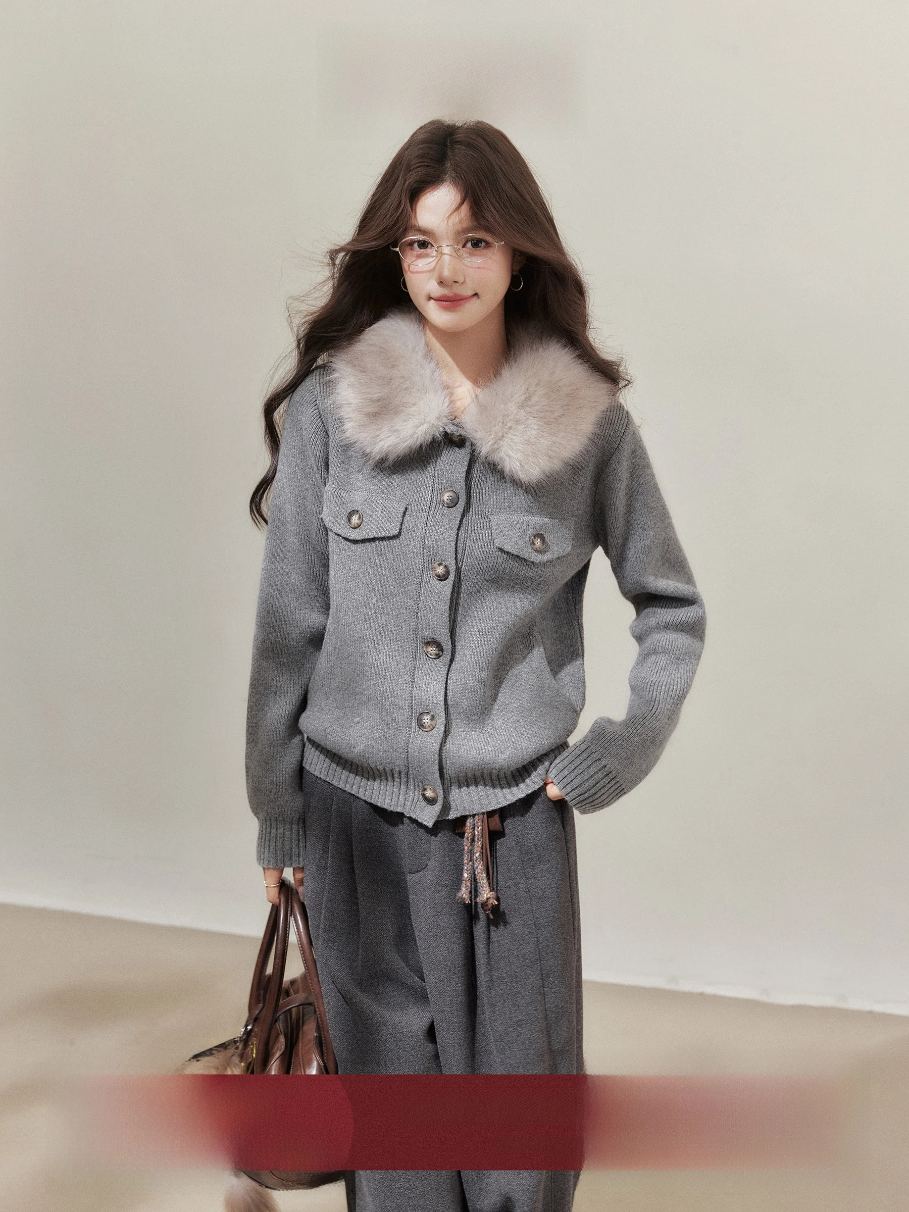 Вязаный свободный свитер-пальто для женщин с меховым воротником, осенне-зимняя верхняя одежда, повседневный стиль, длинный рукав, застежка на пуговицах
Вязаный свободный свитер-пальто для женщин с меховым воротником, осенне-зимняя верхняя одежда, повседневный стиль, длинный рукав, застежка на пуговицах