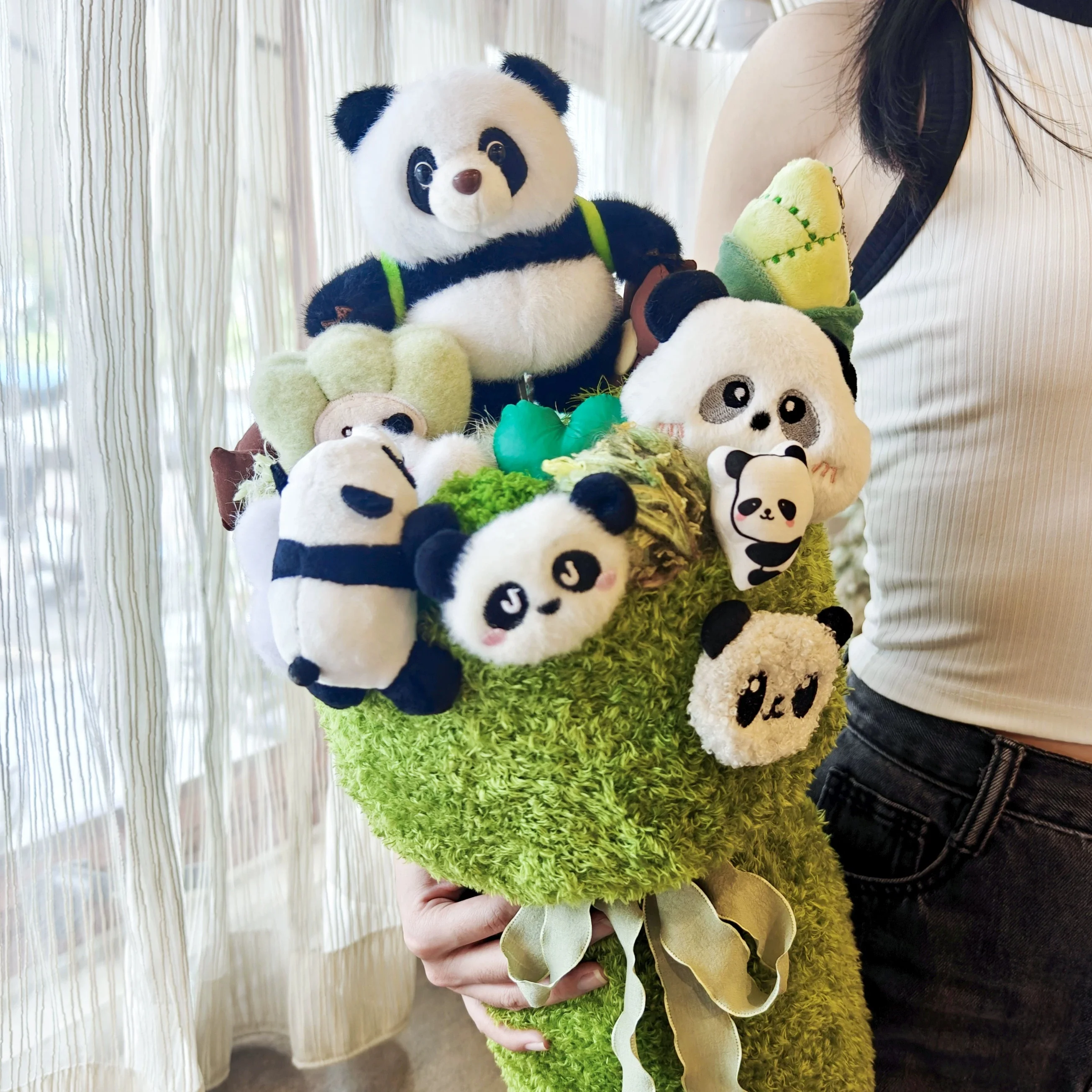 Плюшевый кукольный букет с пандой, готовая ручная работа, высокое качество, День святого Валентина, День рождения, Новый год, Рождественский подарок для мальчиков и девочек
Плюшевый кукольный букет с пандой, готовая ручная работа, высокое качество, День святого Валентина, День рождения, Новый год, Рождественский подарок для мальчиков и девочек