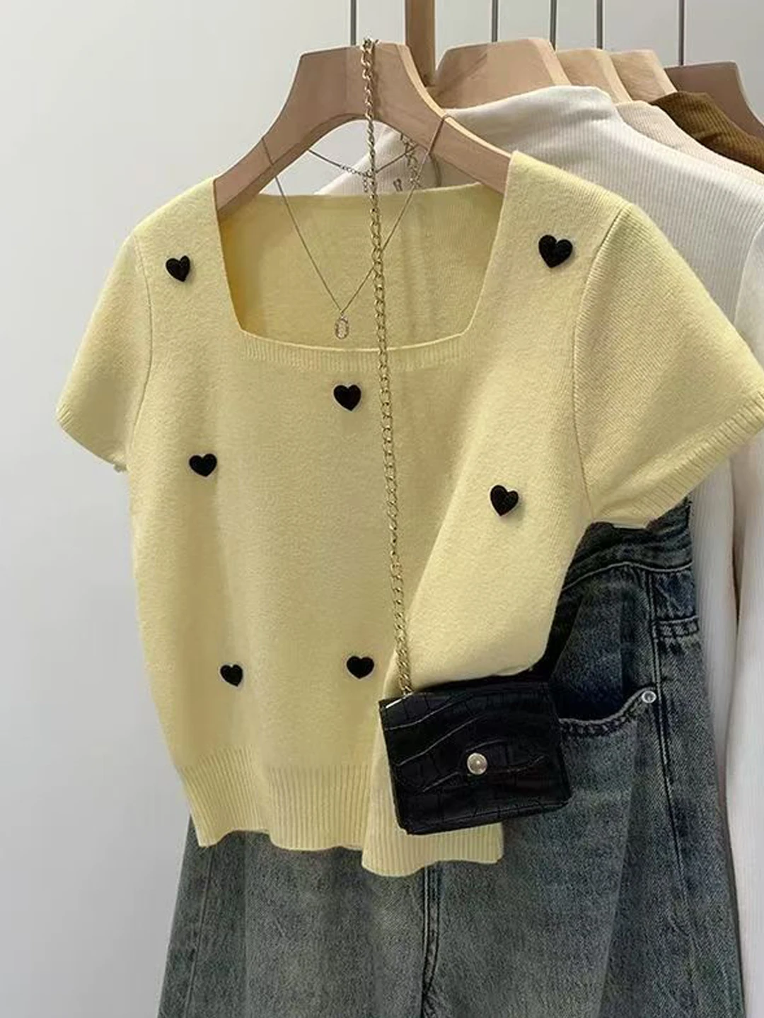 Stylish Short Sleeve Knitted Heart Design Women's Top Square Collar Summer New Yellow Color Block Loose Fit Commute Style
Stylish Short Sleeve Knitted Heart Design Women's Top Square Collar Summer New Yellow Color Block Loose Fit Commute Style