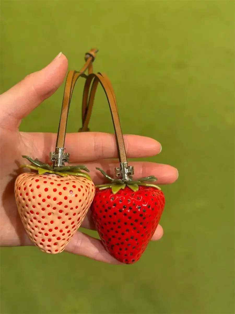 New strawberry bag pendant car three-dimensional strawberry cute pendant TB acrylic leather handmade decoration
New strawberry bag pendant car three-dimensional strawberry cute pendant TB acrylic leather handmade decoration