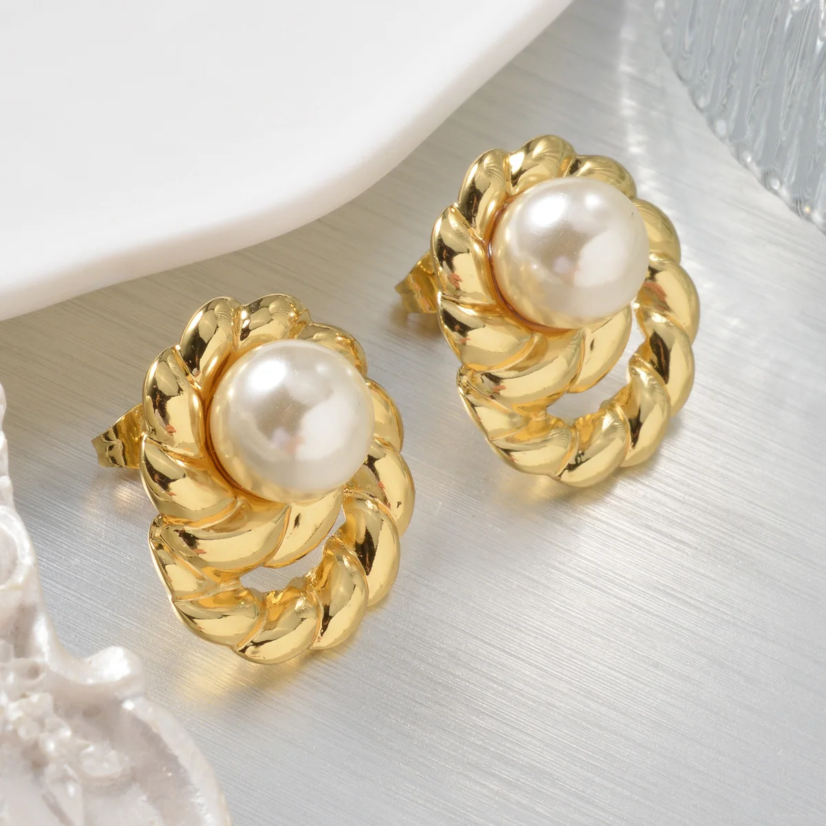 Lady Gold Plated Round Pearl Earrings Women Vintage Twisted Frame Stud Earrings Feamle Classic Trendy Jewelry Acessories Gifts
Lady Gold Plated Round Pearl Earrings Women Vintage Twisted Frame Stud Earrings Feamle Classic Trendy Jewelry Acessories Gifts