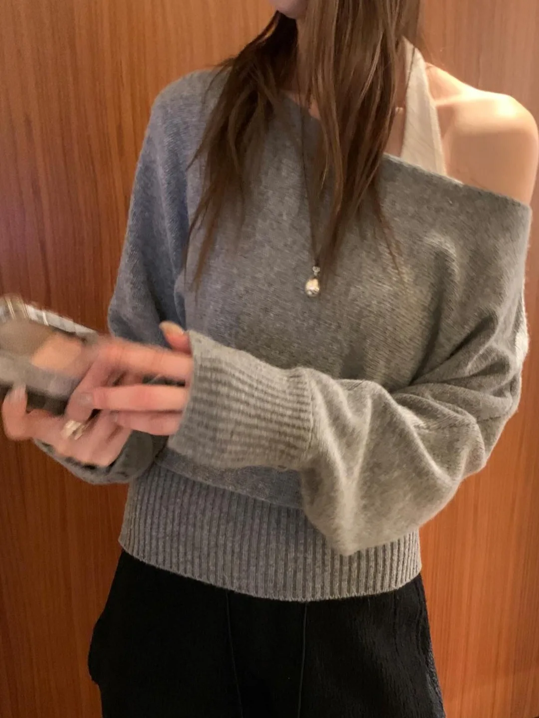 Faionable Off-oulder One-oulder Knitted Sweater for Women Ele Bal Design French Sle Pure Woolen Top for Teens
Faionable Off-oulder One-oulder Knitted Sweater for Women Ele Bal Design French Sle Pure Woolen Top for Teens