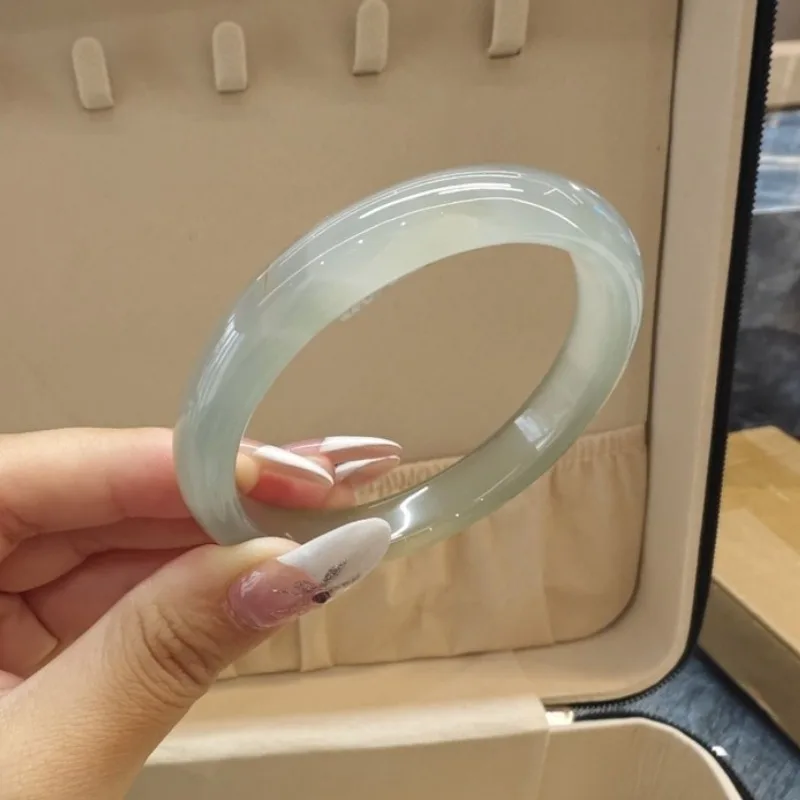 Natural Ice High Ice Transparent Agate Chalcedony Bracelet, Temperament Versatile Jade Bracelet
Natural Ice High Ice Transparent Agate Chalcedony Bracelet, Temperament Versatile Jade Bracelet
