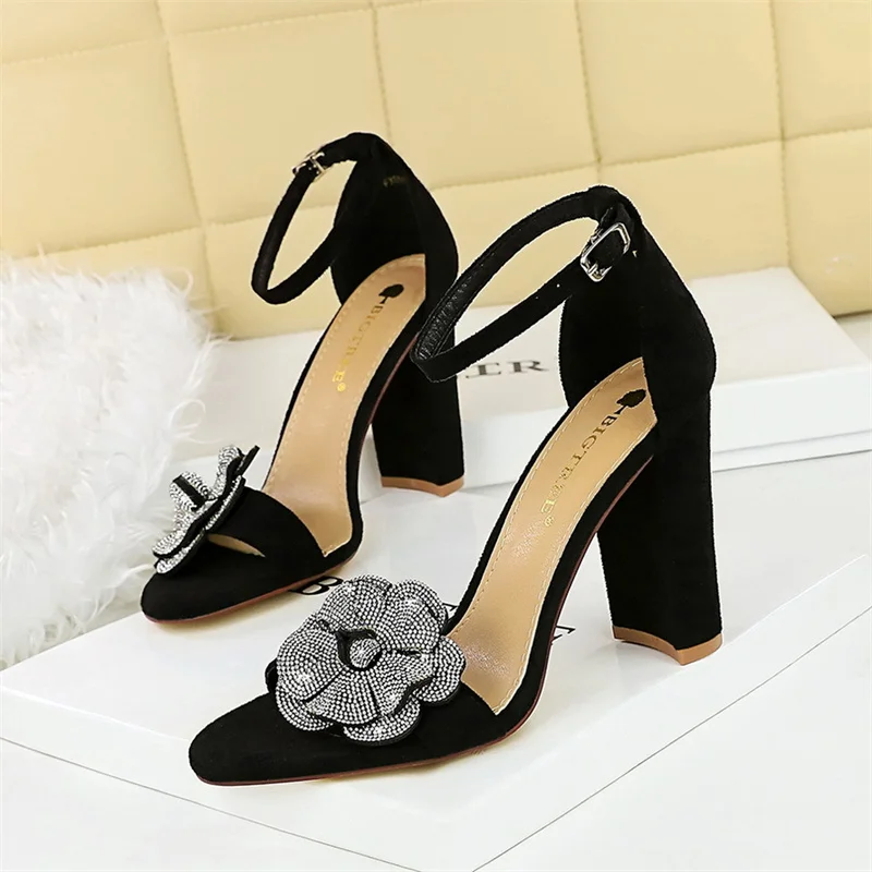 High heels 9.5CM Summer New Style Flower High Heels Women's Fine Heels Diamond Black Sexy Open toed Strap Sandals Women 5.
High heels 9.5CM Summer New Style Flower High Heels Women's Fine Heels Diamond Black Sexy Open toed Strap Sandals Women 5.