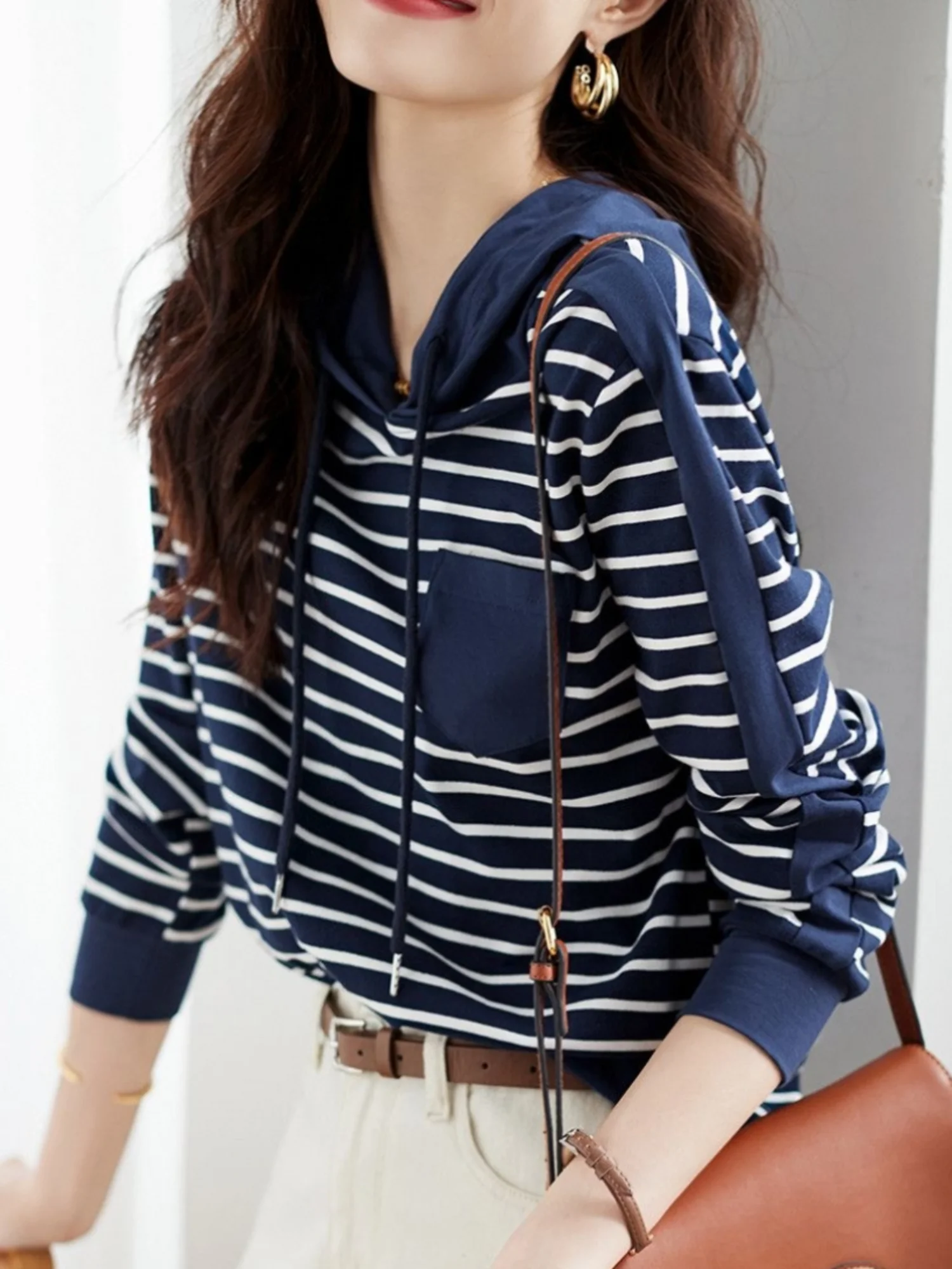 Новая весенне-осенняя свободная полосатая футболка с капюшоном и длинными рукавами для женщин, тонкая рубашка, темпераментный топ для женщин
Новая весенне-осенняя свободная полосатая футболка с капюшоном и длинными рукавами для женщин, тонкая рубашка, темпераментный топ для женщин