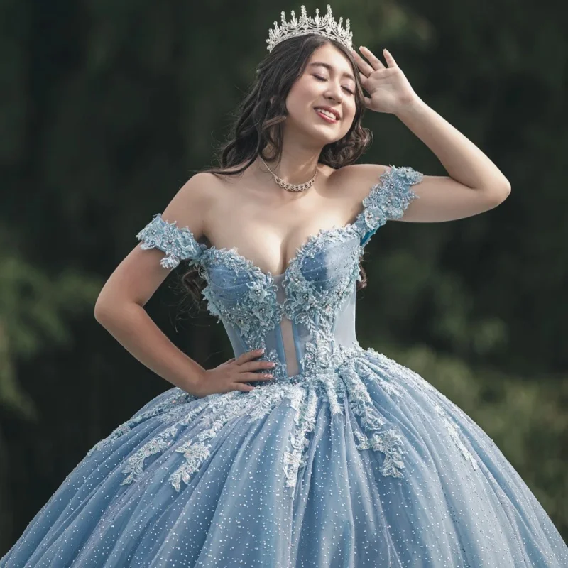 Платье для квинсеаньеры Haze Blue с открытыми плечами, кристаллами, пайетками, цветочным декором и длинным шлейфом, vestidos de 15 Quinceanera Индивидуальный заказ
Платье для квинсеаньеры Haze Blue с открытыми плечами, кристаллами, пайетками, цветочным декором и длинным шлейфом, vestidos de 15 Quinceanera Индивидуальный заказ