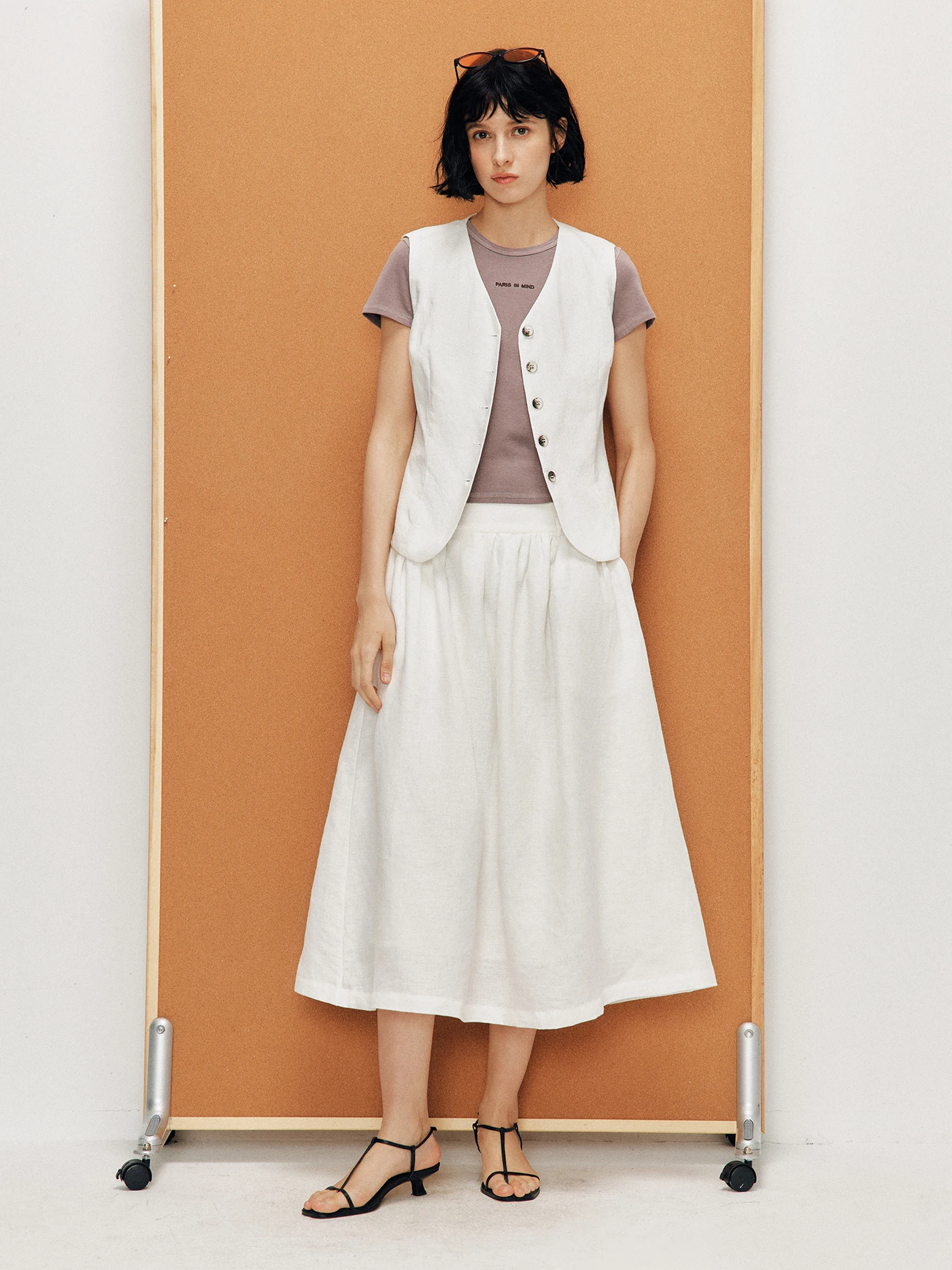 Linen V-neck Slim-fit A-line Skirt And Vest Set Breathable Spring Fashion Women's High-waist Uniform Short Sleeve Button-up
Linen V-neck Slim-fit A-line Skirt And Vest Set Breathable Spring Fashion Women's High-waist Uniform Short Sleeve Button-up