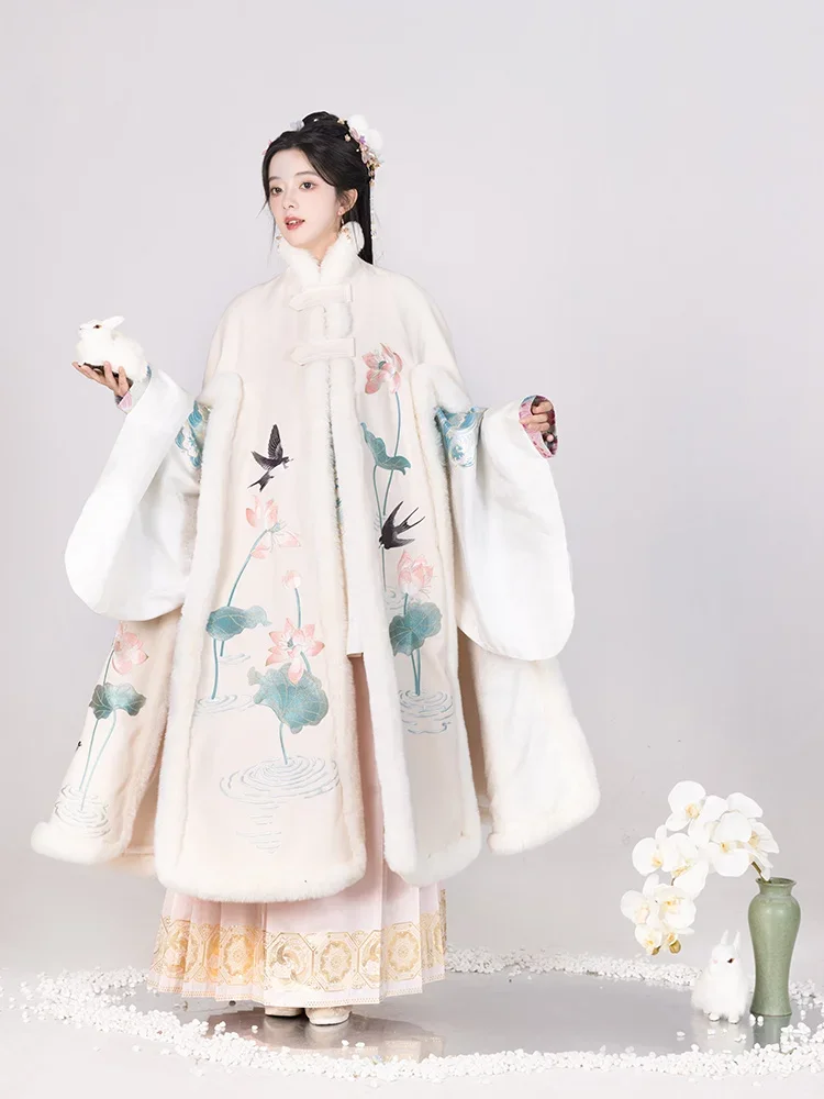 Длинная бархатная накидка с вышивкой в китайском стиле Hanfu, улучшенная зимняя накидка Hanfu
Длинная бархатная накидка с вышивкой в китайском стиле Hanfu, улучшенная зимняя накидка Hanfu