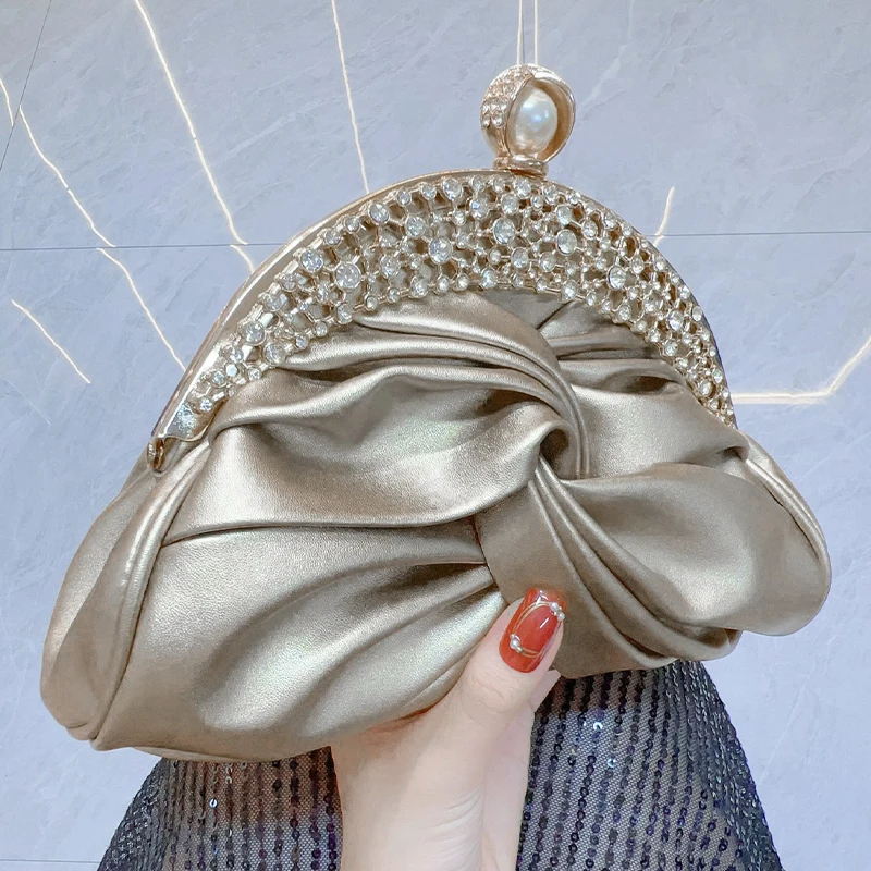 Золотые женские роскошные сумки на ремне с цепочкой, сумки для свадебной вечеринки, женские шикарные сумки через плечо, клатчи для выпускного вечера и кошелек, новинка 2023 года
Золотые женские роскошные сумки на ремне с цепочкой, сумки для свадебной вечеринки, женские шикарные сумки через плечо, клатчи для выпускного вечера и кошелек, новинка 2023 года