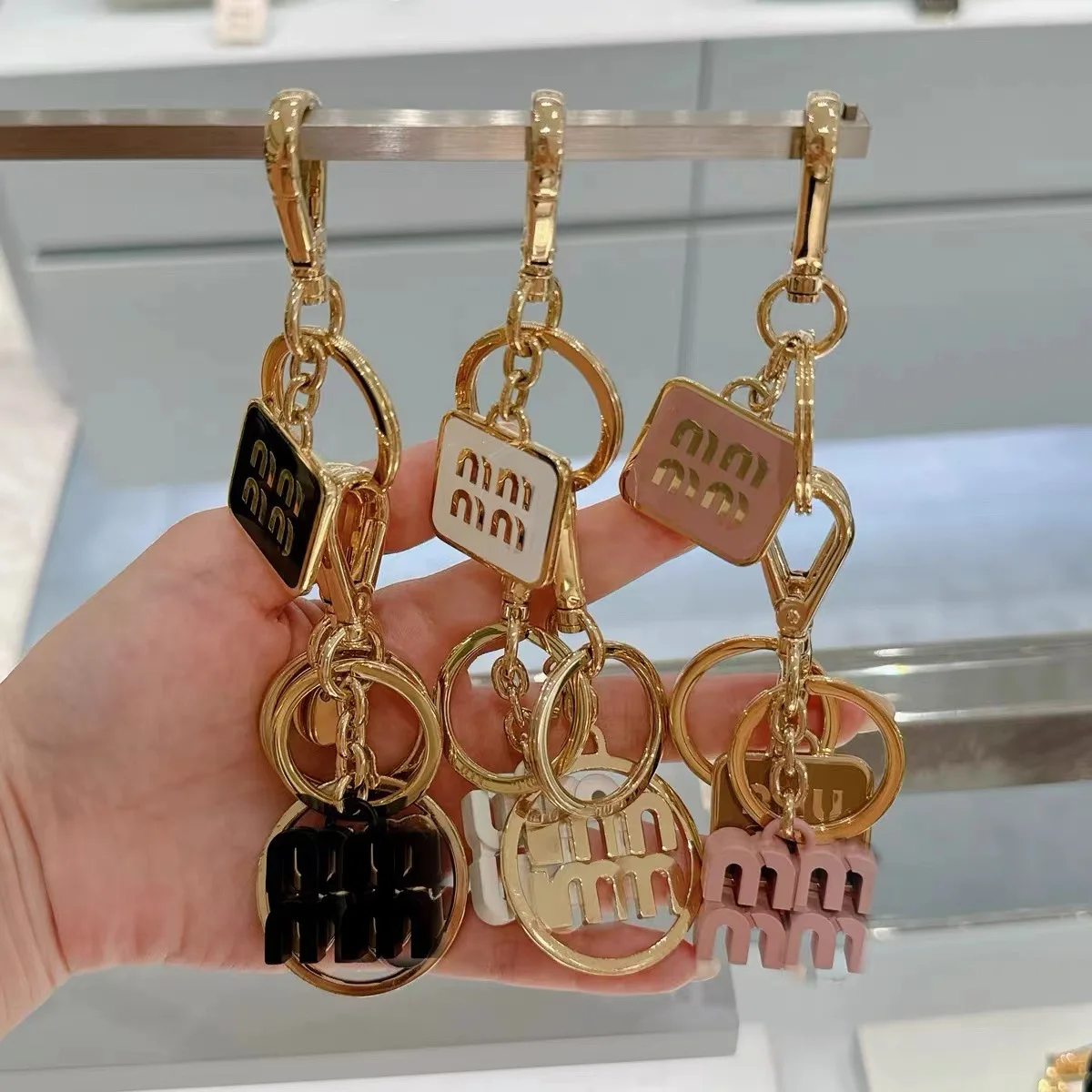 M-letter Keychain DIY Bag Pendant Accessories Combined with Keychains Car Home Furnishing Hooks Pink Luxury Gift Box Packaging
M-letter Keychain DIY Bag Pendant Accessories Combined with Keychains Car Home Furnishing Hooks Pink Luxury Gift Box Packaging