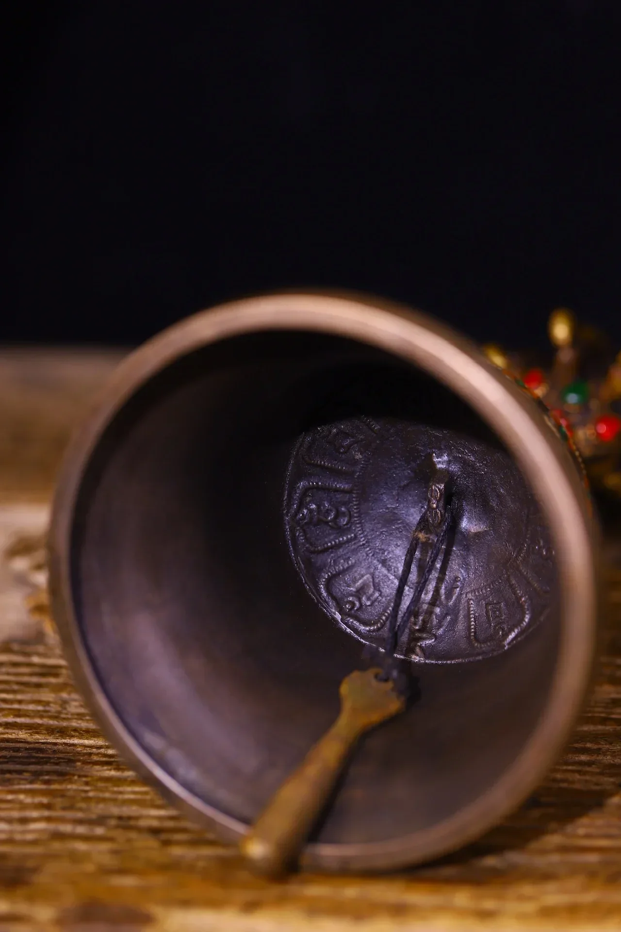 8"Tibetan Temple Collection Old Bronze Painted Six character mantra Old Ringing Bell Vajra Amulet Worship Hall Town House
8"Tibetan Temple Collection Old Bronze Painted Six character mantra Old Ringing Bell Vajra Amulet Worship Hall Town House