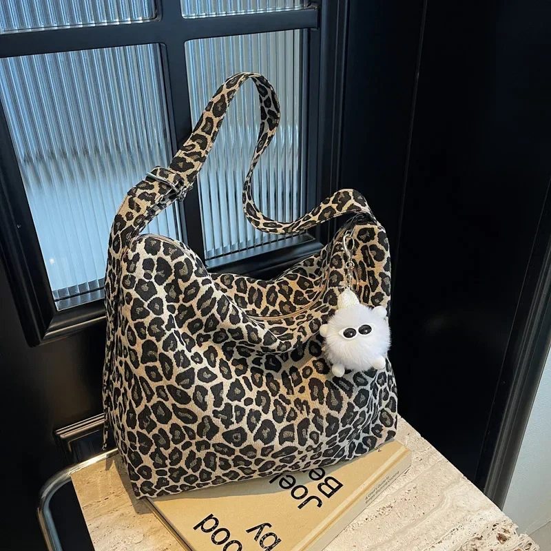 Large Capacity Leopard Print Shoulder Bags Women's Bags Nylon Zipper Tote Bags 2025 High Quality Versatile Women's Handbags
Large Capacity Leopard Print Shoulder Bags Women's Bags Nylon Zipper Tote Bags 2025 High Quality Versatile Women's Handbags