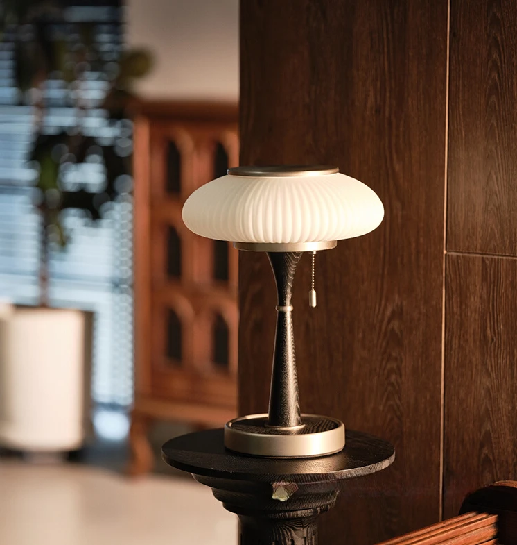 High aesthetic retro light luxury desk lamp, bedroom, study, reading lamp, French American antique style glass drawstring bedsid
High aesthetic retro light luxury desk lamp, bedroom, study, reading lamp, French American antique style glass drawstring bedsid