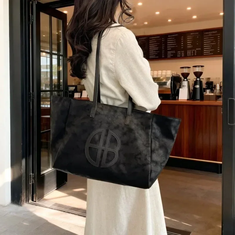 Vintage Elegant Leather Crossbody Diaper Bag: Luxury Women's Handbag With Designer Details And Large Capacity For Messenger Tote
Vintage Elegant Leather Crossbody Diaper Bag: Luxury Women's Handbag With Designer Details And Large Capacity For Messenger Tote