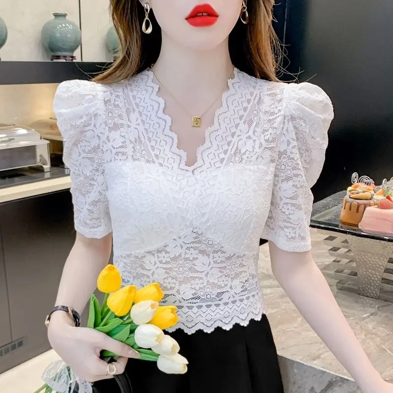 Полая кружевная сетчатая базовая рубашка с v-образным вырезом для женщин, летняя модная рубашка с пышными рукавами
Полая кружевная сетчатая базовая рубашка с v-образным вырезом для женщин, летняя модная рубашка с пышными рукавами