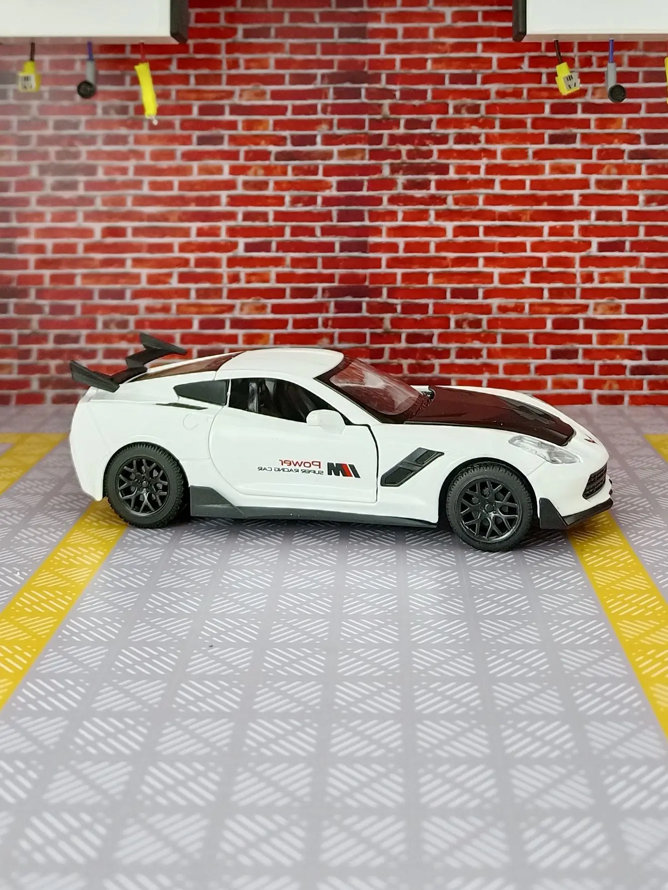 1:32 Corvette ZR1 модель суперкара из сплава, украшение автомобиля, двери и багажник капота, могут открыть детские игрушечные машинки и хорошее качество
1:32 Corvette ZR1 модель суперкара из сплава, украшение автомобиля, двери и багажник капота, могут открыть детские игрушечные машинки и хорошее качество