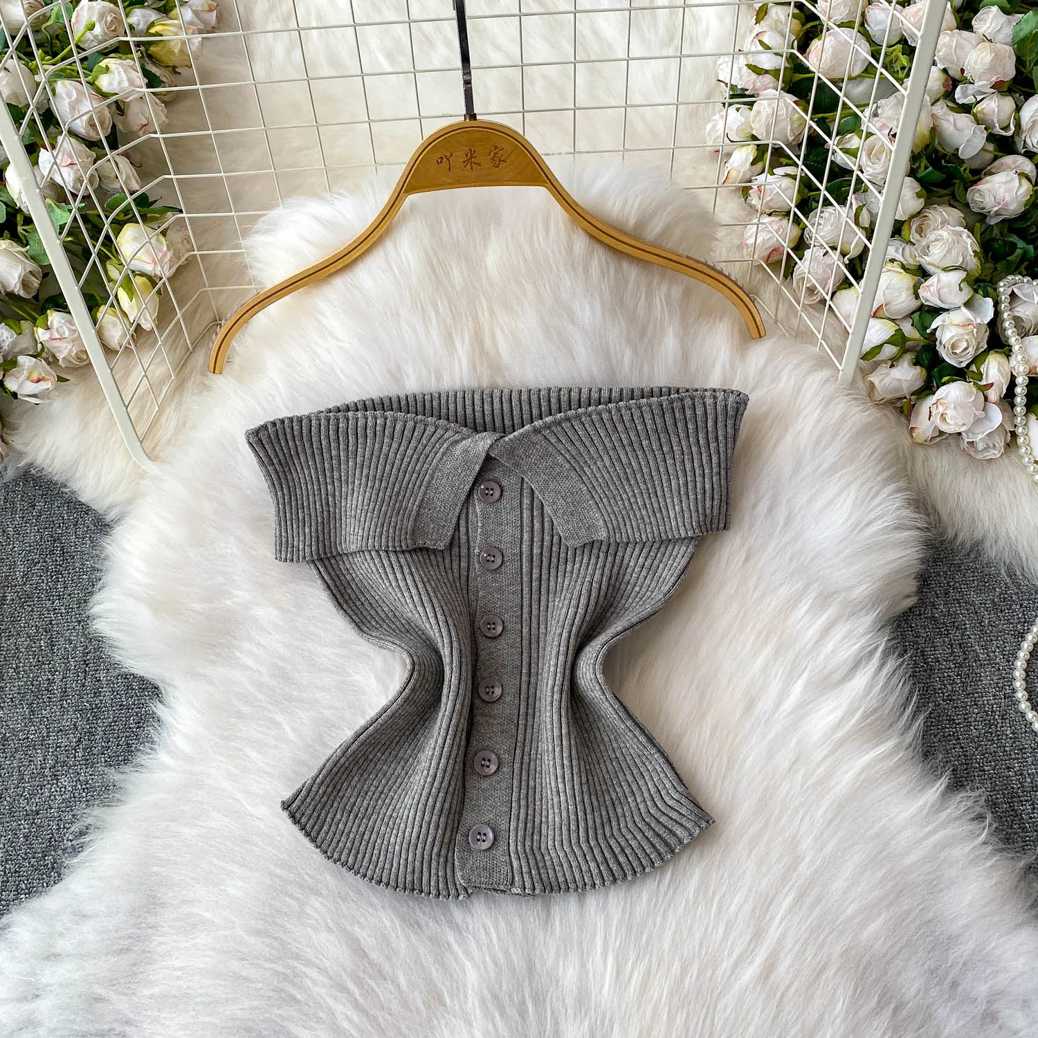 2025 New Summer Women Slash Neck Short Knitted Camisole Flanging Desidgn Single Breasted Solid Color Camisole Tops Swetaer Vest
2025 New Summer Women Slash Neck Short Knitted Camisole Flanging Desidgn Single Breasted Solid Color Camisole Tops Swetaer Vest
