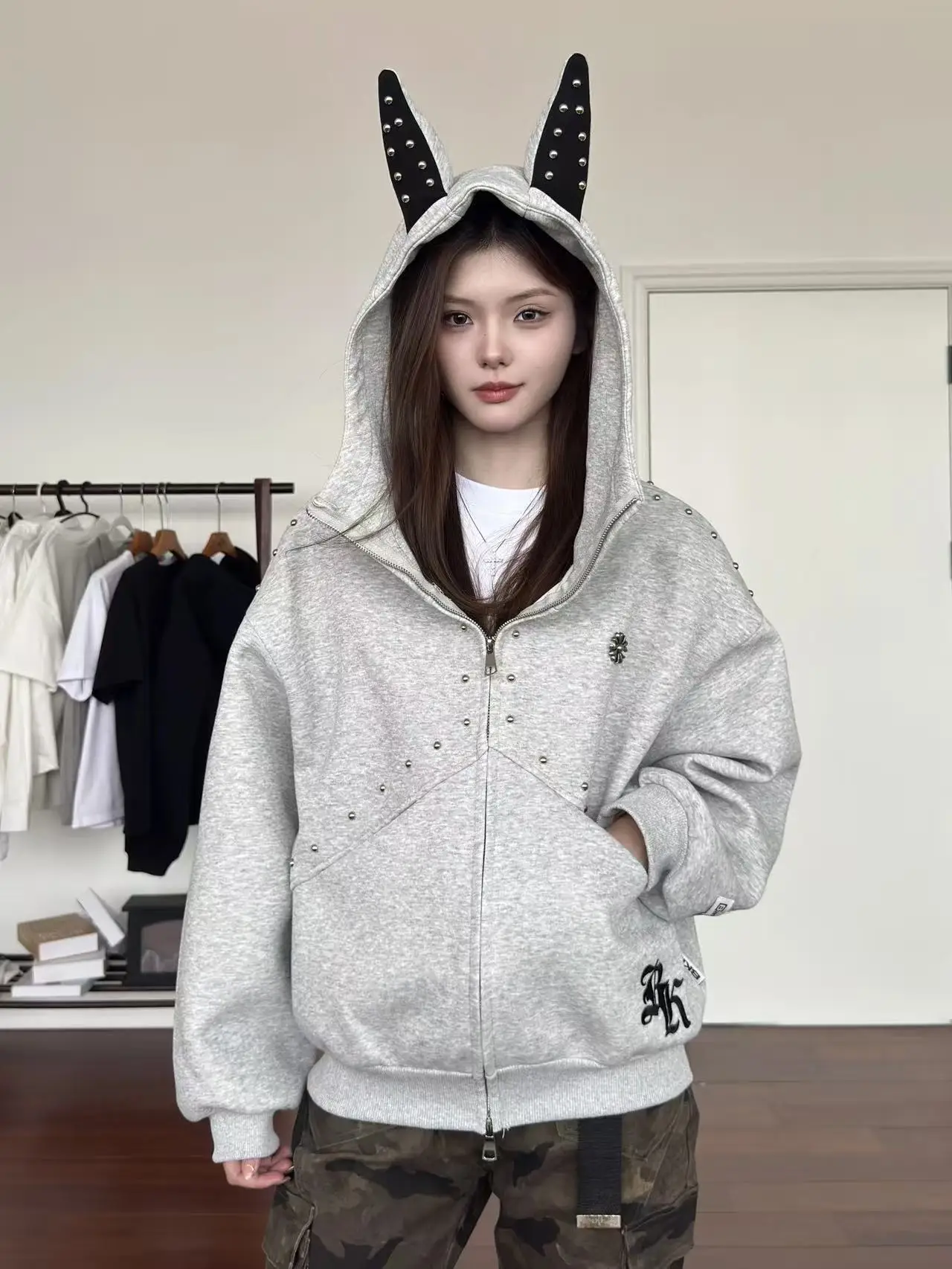 Кардиган-свитшот с капюшоном в стиле «Маленький дьявол», осенняя коллекция, модный дизайн, свободный крой, для повседневной носки
Кардиган-свитшот с капюшоном в стиле «Маленький дьявол», осенняя коллекция, модный дизайн, свободный крой, для повседневной носки