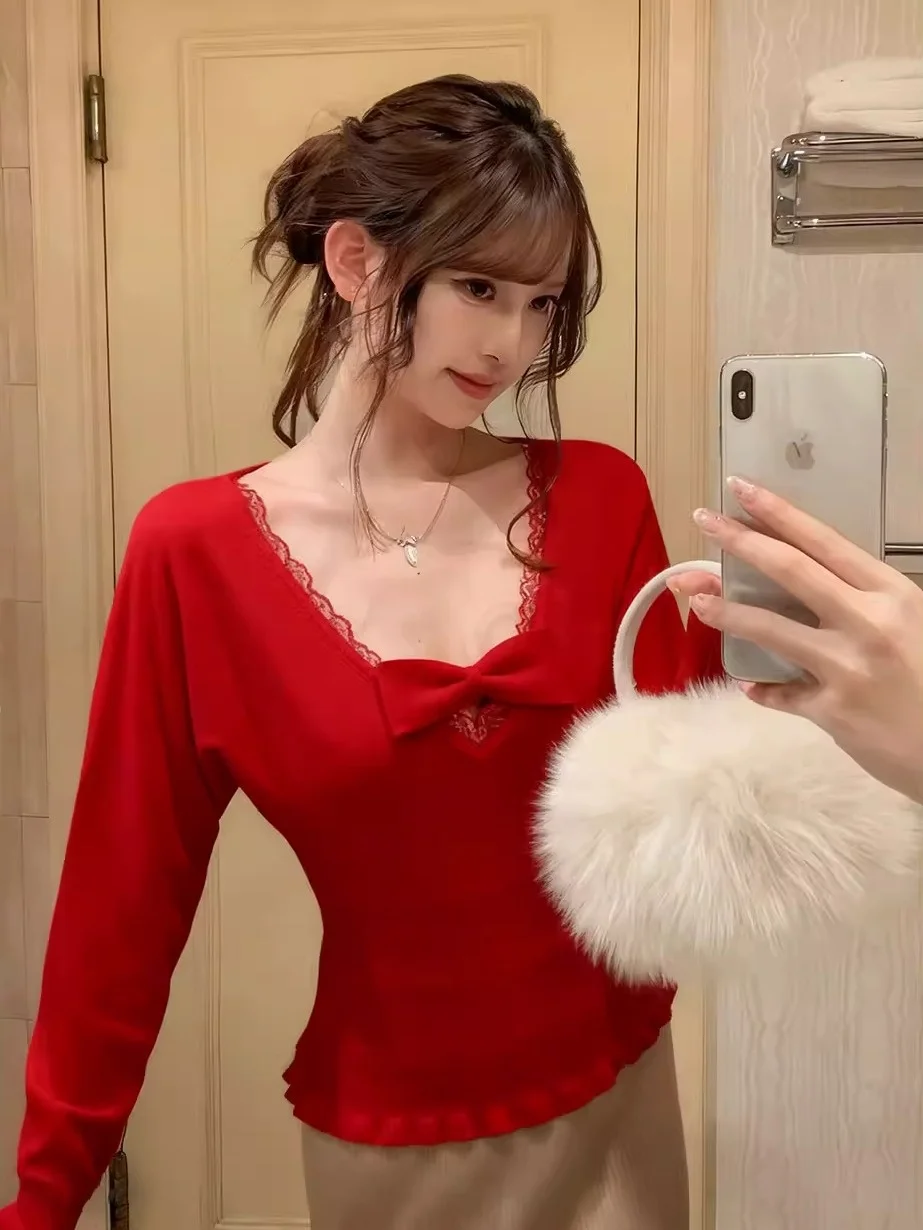 Red Lace V-neck Knitted Base Shirt Women's Autumn Winter Fur Waist-cinching New Year's Fashion Top Knot Sweater
Red Lace V-neck Knitted Base Shirt Women's Autumn Winter Fur Waist-cinching New Year's Fashion Top Knot Sweater