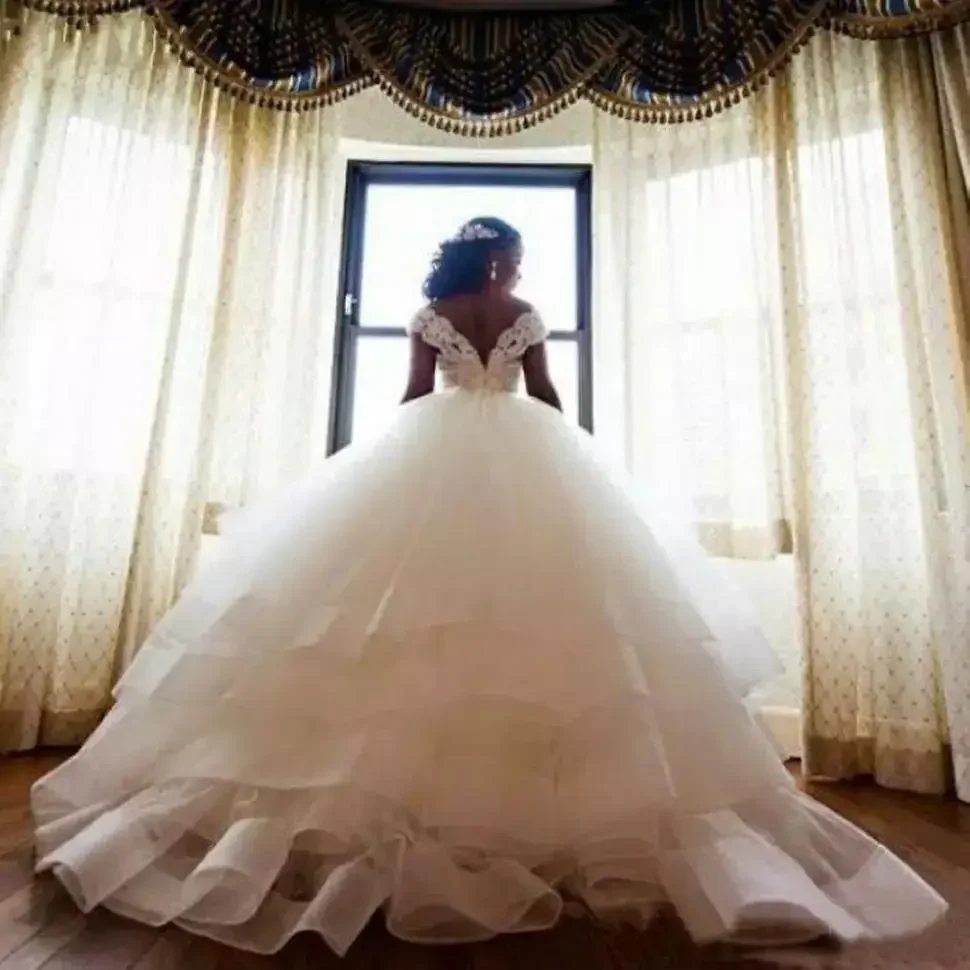 Customized African Tiered Ruffles Wedding Dresses Puffy Ball Gown Sweetheart Bridal Lace Appliques Church Ivory Tulle Plus Size
Customized African Tiered Ruffles Wedding Dresses Puffy Ball Gown Sweetheart Bridal Lace Appliques Church Ivory Tulle Plus Size
