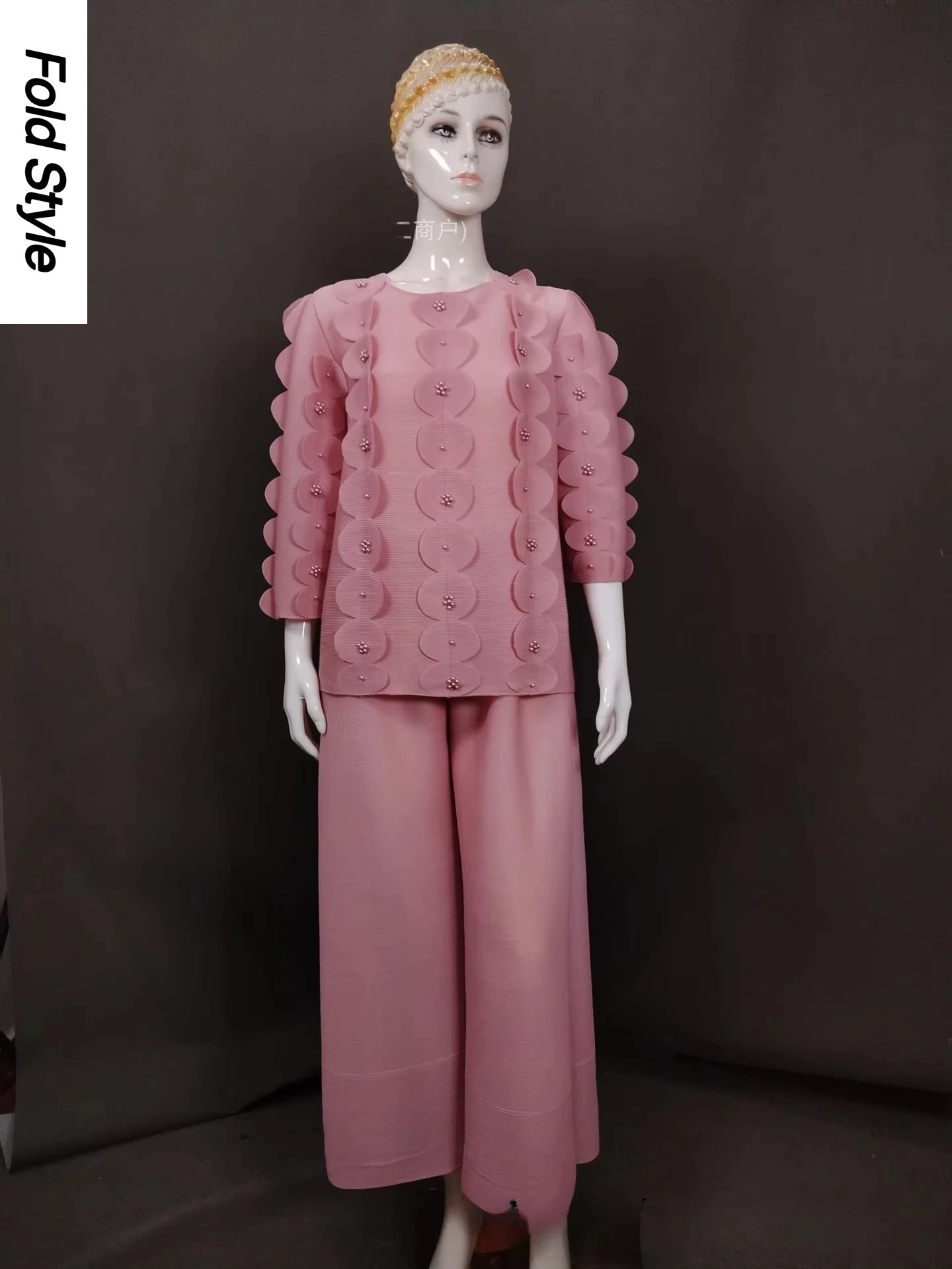 2025 Autumn and Winter Pleated Two-piece Suit New Top Round Neck Pullover Loose T-shirt Wide-leg Pants Fashion Women's Clothing
2025 Autumn and Winter Pleated Two-piece Suit New Top Round Neck Pullover Loose T-shirt Wide-leg Pants Fashion Women's Clothing