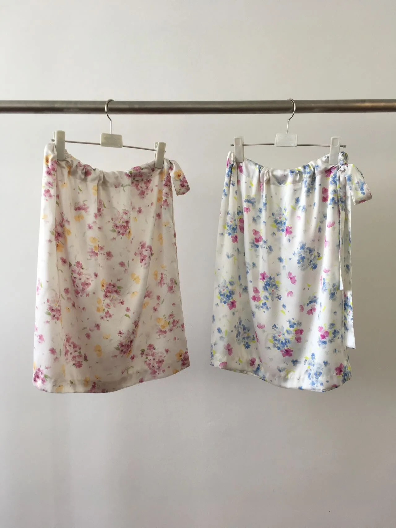 Silk Satin Half Skirt with Drawstring Breathable Water-Media Floral Print H-Shape Loose Fit High Waist Polyester Fiber
Silk Satin Half Skirt with Drawstring Breathable Water-Media Floral Print H-Shape Loose Fit High Waist Polyester Fiber