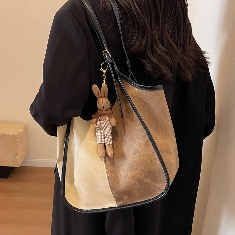 Large Capacity Tote Bag Women's Autumn 2023 New Fashion Contrast Shoulder Class Commuter Tote Bag
Large Capacity Tote Bag Women's Autumn 2023 New Fashion Contrast Shoulder Class Commuter Tote Bag