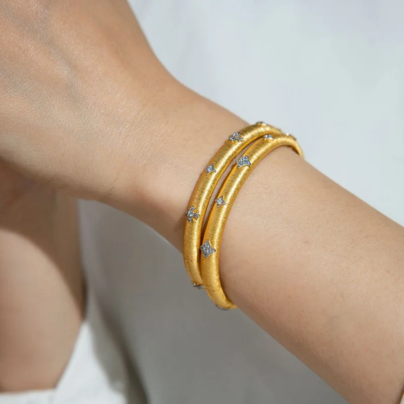 Copper Electroplated Gold Light Luxury High-end Palace Style Four-pointed Star Brushed Bracelet Luxurious Texture Shiny Diamond
Copper Electroplated Gold Light Luxury High-end Palace Style Four-pointed Star Brushed Bracelet Luxurious Texture Shiny Diamond