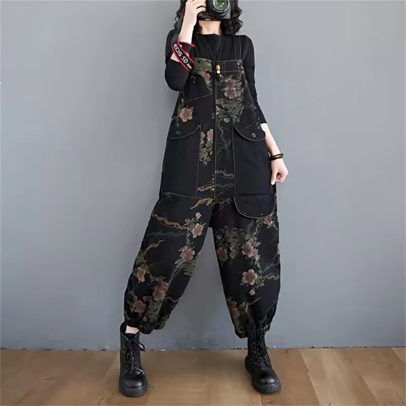 Женский джинсовый комбинезон с широкими штанинами, свободного покроя
Женский джинсовый комбинезон с широкими штанинами, свободного покроя