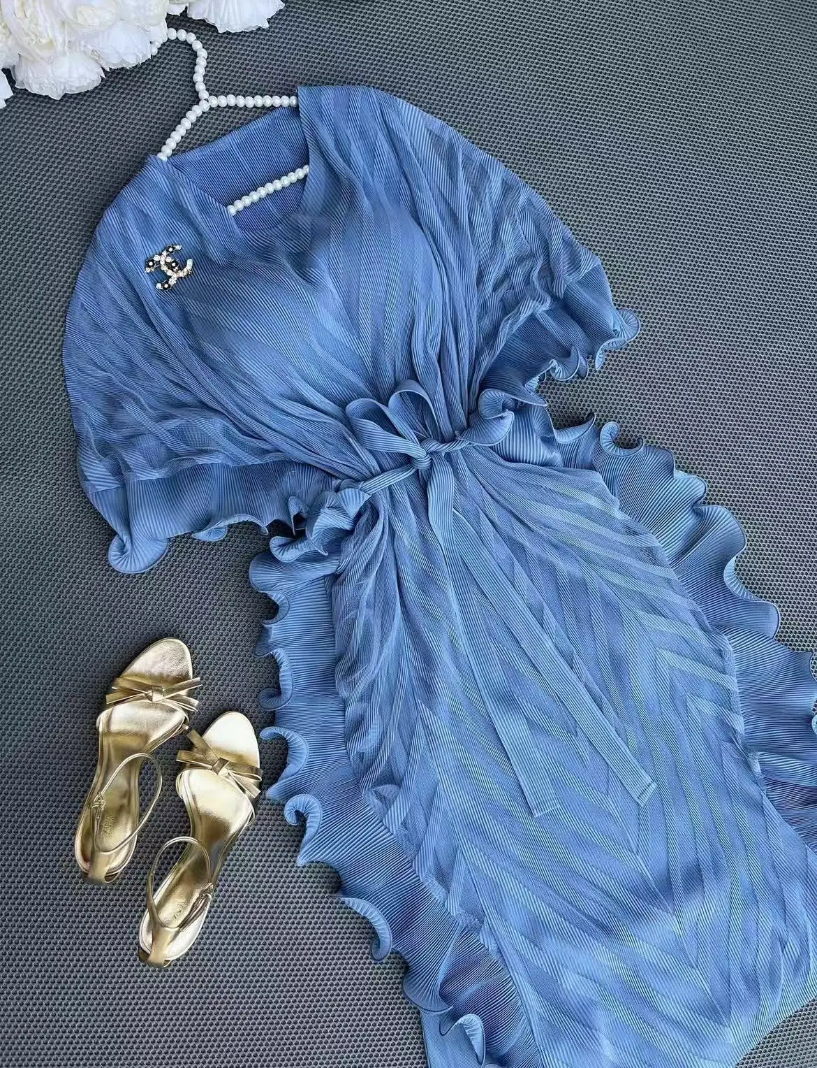 2021, женское роскошное плиссированное платье Miyake с v-образным вырезом, женское летнее платье с тонкой талией, тонкий грибок, элегантный край
2021, женское роскошное плиссированное платье Miyake с v-образным вырезом, женское летнее платье с тонкой талией, тонкий грибок, элегантный край