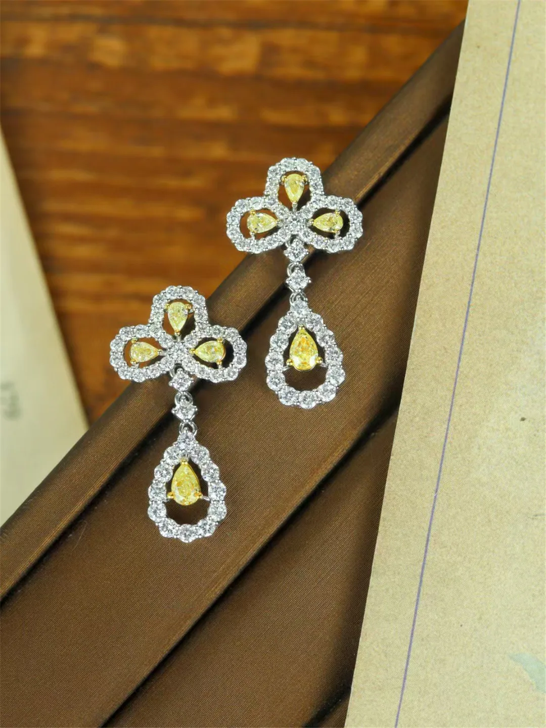18K real gold lab cultivation diamond Yellow diamond drop earrings smart three flower diamond stud Valentine's Day gift customiz
18K real gold lab cultivation diamond Yellow diamond drop earrings smart three flower diamond stud Valentine's Day gift customiz