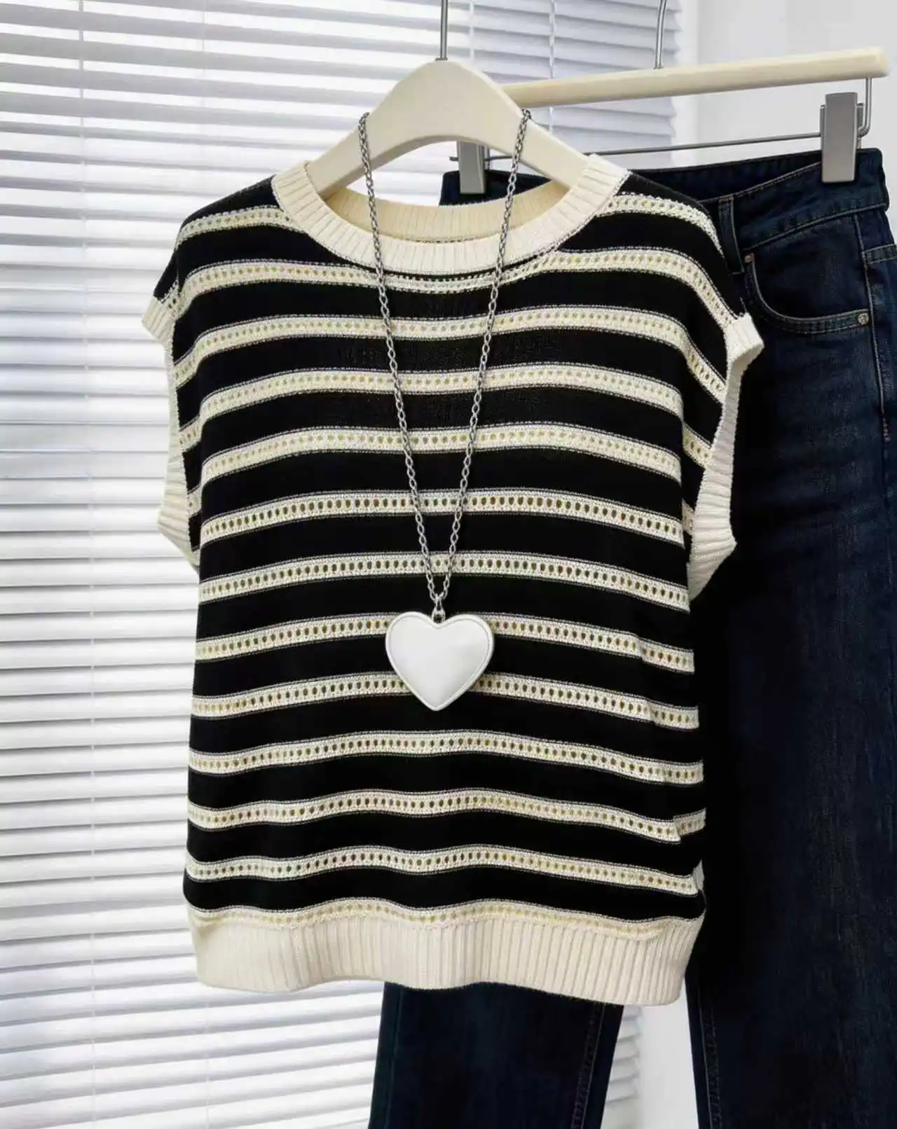 Plus Size Women's Casual Crew Neck Knit Tank Top, Ideal for Summer Outings.
Plus Size Women's Casual Crew Neck Knit Tank Top, Ideal for Summer Outings.