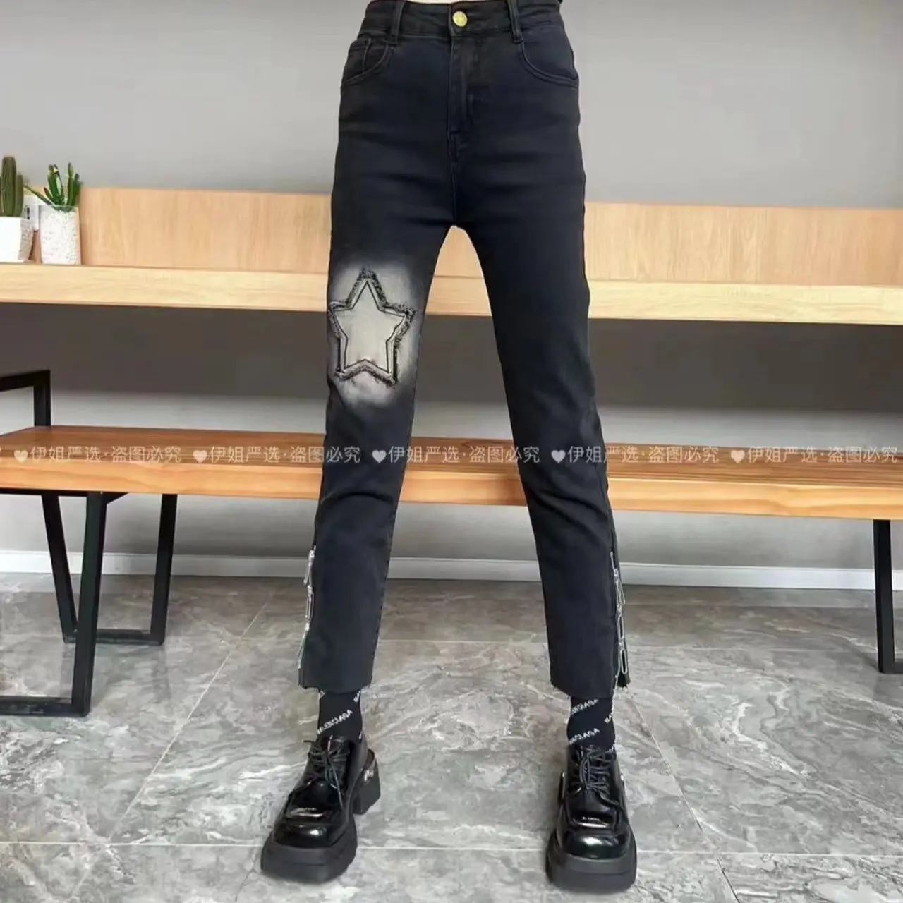 Корейские отзывы, множество одежды, новинка весны 2024, флисовые эластичные брюки-дудочки с вышивкой, универсальные старые черные джинсы на молнии, женские
Корейские отзывы, множество одежды, новинка весны 2024, флисовые эластичные брюки-дудочки с вышивкой, универсальные старые черные джинсы на молнии, женские