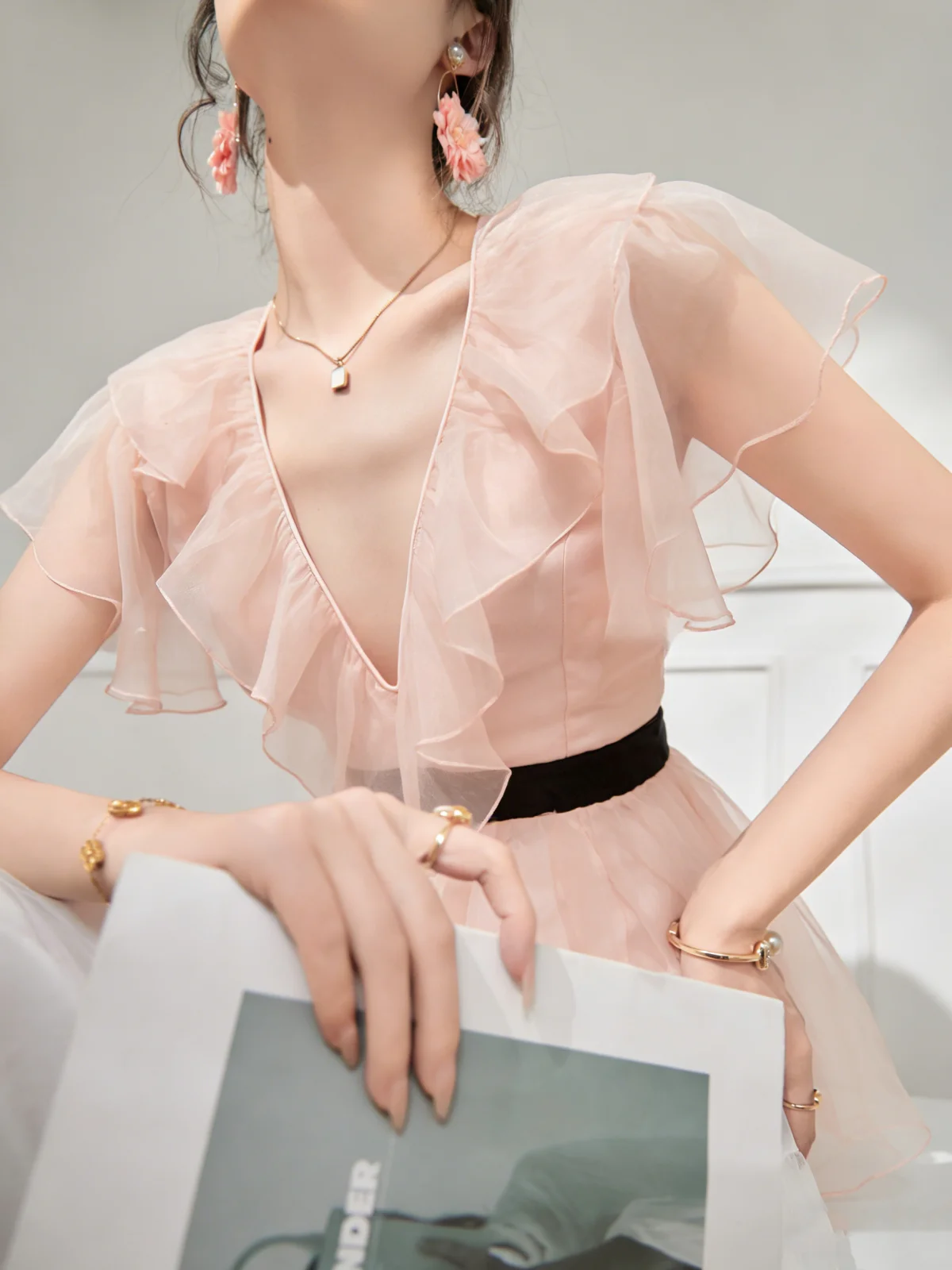 Sweet Style Pink V-neck Shirt Women's Summer Lace Trim Splice Top Age Reduction Lulu Quality Short Sleeve Loose Fit Spring
Sweet Style Pink V-neck Shirt Women's Summer Lace Trim Splice Top Age Reduction Lulu Quality Short Sleeve Loose Fit Spring
