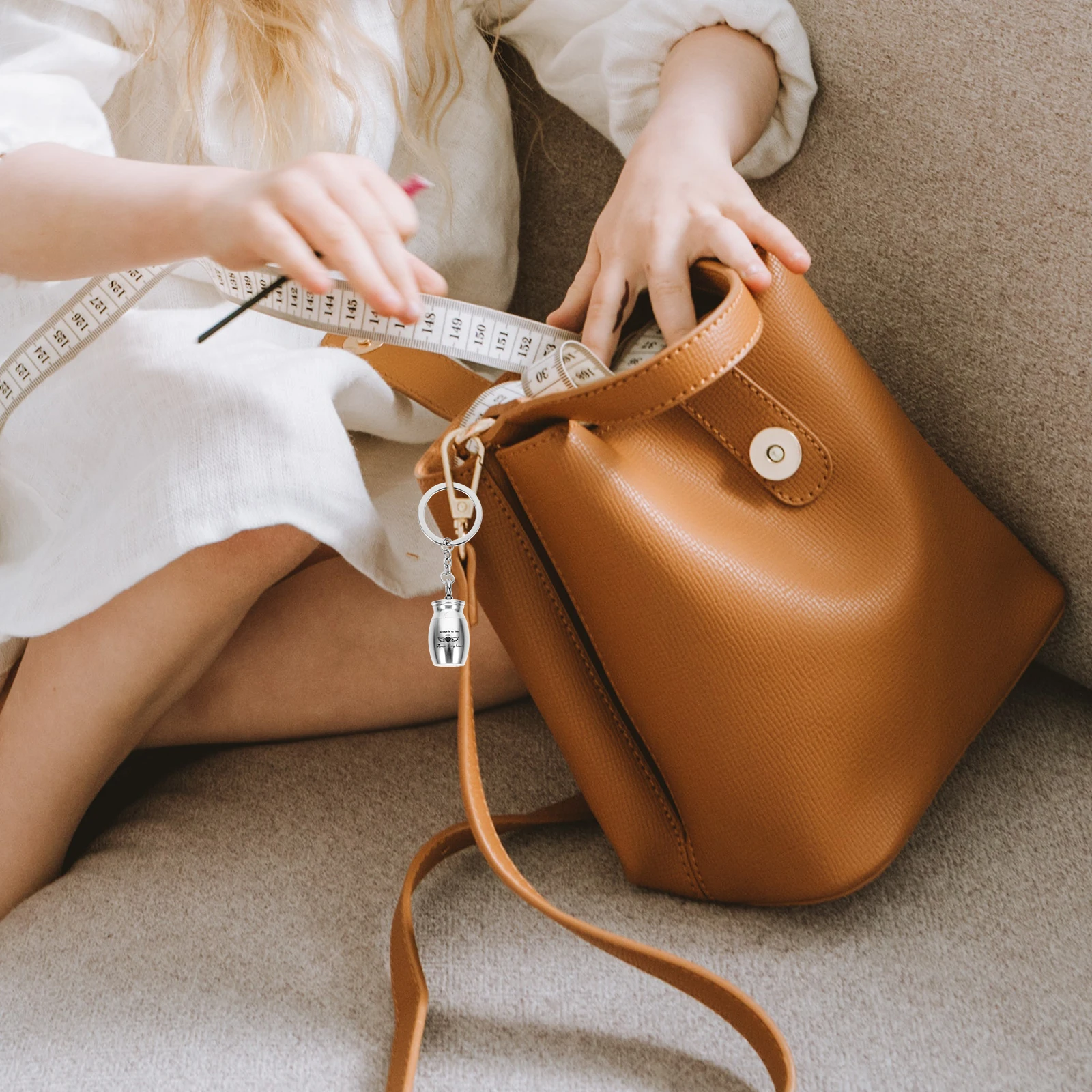 Metal Pet Key Chain Cremation Urn Pendant Lightweight Durable Mini Container Keychain Ornament Bag Hanging Pet Cremation Holder
Metal Pet Key Chain Cremation Urn Pendant Lightweight Durable Mini Container Keychain Ornament Bag Hanging Pet Cremation Holder