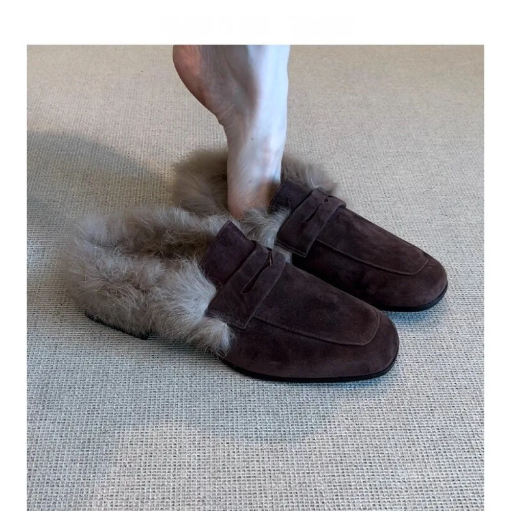 Winter Women Suede Warm Fur Slippers Brand Luxury Mules Flats Shoes 2025 New Short Plush Flip Flops Designer Cotton Shoes Mujer
Winter Women Suede Warm Fur Slippers Brand Luxury Mules Flats Shoes 2025 New Short Plush Flip Flops Designer Cotton Shoes Mujer