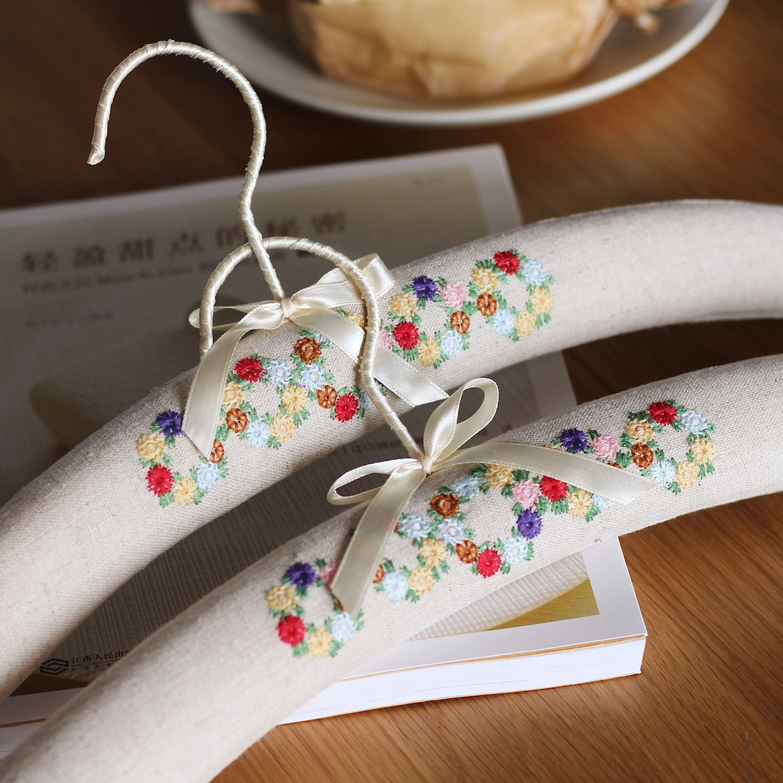 41cm Fabric Artistic Hanger Can 'T Afford Sponge Wedding Dress Retro Non-Slip Non-Marking Hanger
41cm Fabric Artistic Hanger Can 'T Afford Sponge Wedding Dress Retro Non-Slip Non-Marking Hanger