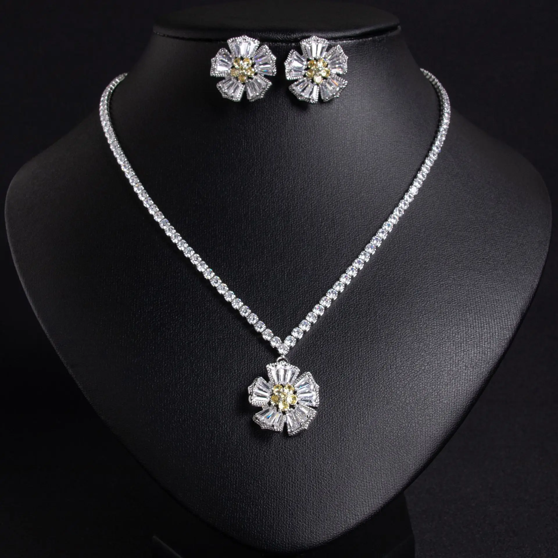 HIBRIDE Delicate Fashion 2 Pcs Flower Ladies Zirconia Jewellery Set Necklace Earrings Prom Party Holiday Daily Versatile S-636
HIBRIDE Delicate Fashion 2 Pcs Flower Ladies Zirconia Jewellery Set Necklace Earrings Prom Party Holiday Daily Versatile S-636