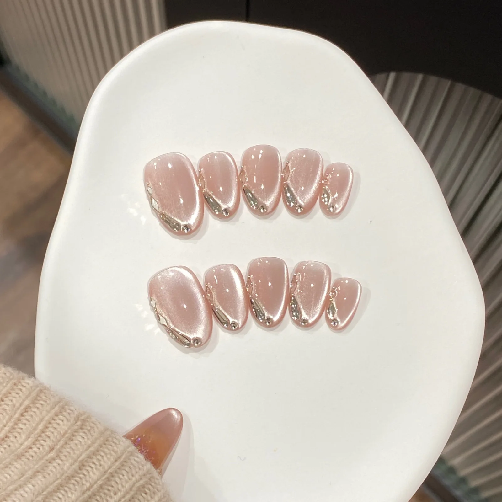 10pcs Glass Bead Cat's Eye Handmade Nails Flashy Pearl Chain False Nail Short Oval Full Coverage Nail Tips for Women&Girl
10pcs Glass Bead Cat's Eye Handmade Nails Flashy Pearl Chain False Nail Short Oval Full Coverage Nail Tips for Women&Girl