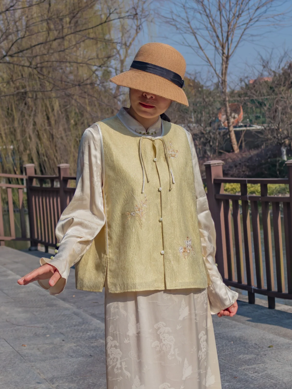 Faionable Embroidered Svel Vest Women's Revamped New Chinese Sle Temple Pattern Top Polyester Fiber ort Length
Faionable Embroidered Svel Vest Women's Revamped New Chinese Sle Temple Pattern Top Polyester Fiber ort Length