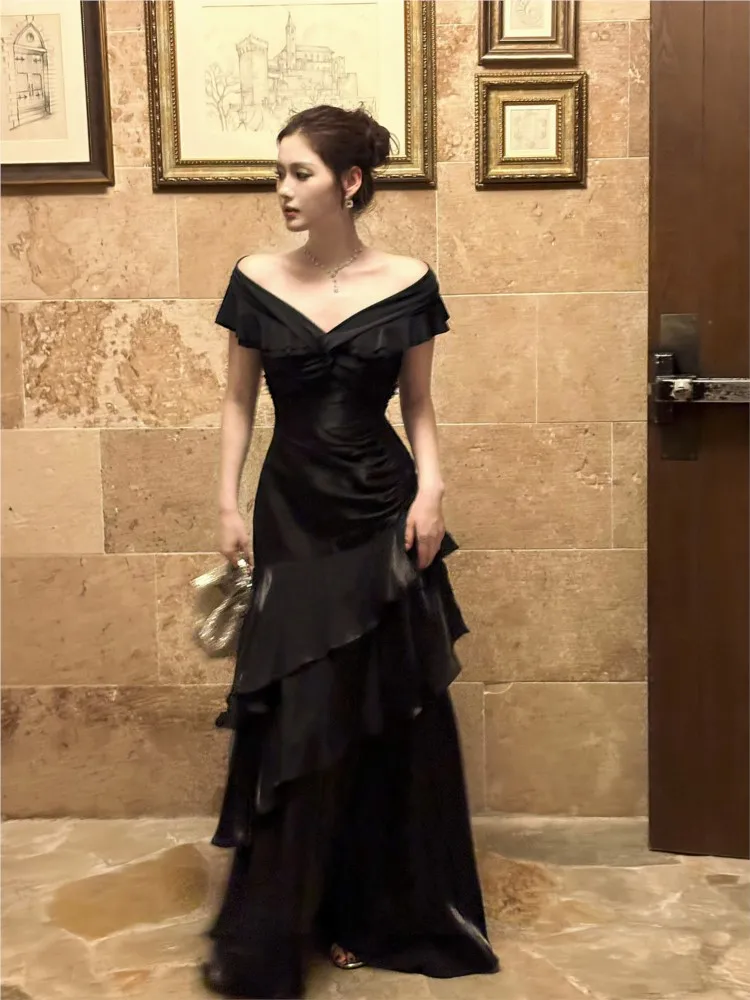 Black one-shoulder light luxury and niche fishtail dress
Black one-shoulder light luxury and niche fishtail dress