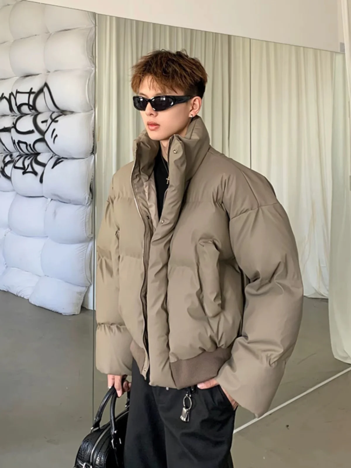 Коричневая короткая куртка из искусственной кожи и хлопка для мужчин, зимняя, теплая, морозостойкая, высококачественная, стильная, с воротником-стойкой
Коричневая короткая куртка из искусственной кожи и хлопка для мужчин, зимняя, теплая, морозостойкая, высококачественная, стильная, с воротником-стойкой