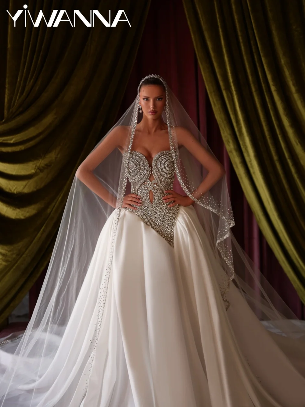 Shimmering Silver Crystal Wedding Dress Sexy Chic High Slit Bridal Gown Customized Luxury Satin Floor-length Dresses For Bride
Shimmering Silver Crystal Wedding Dress Sexy Chic High Slit Bridal Gown Customized Luxury Satin Floor-length Dresses For Bride