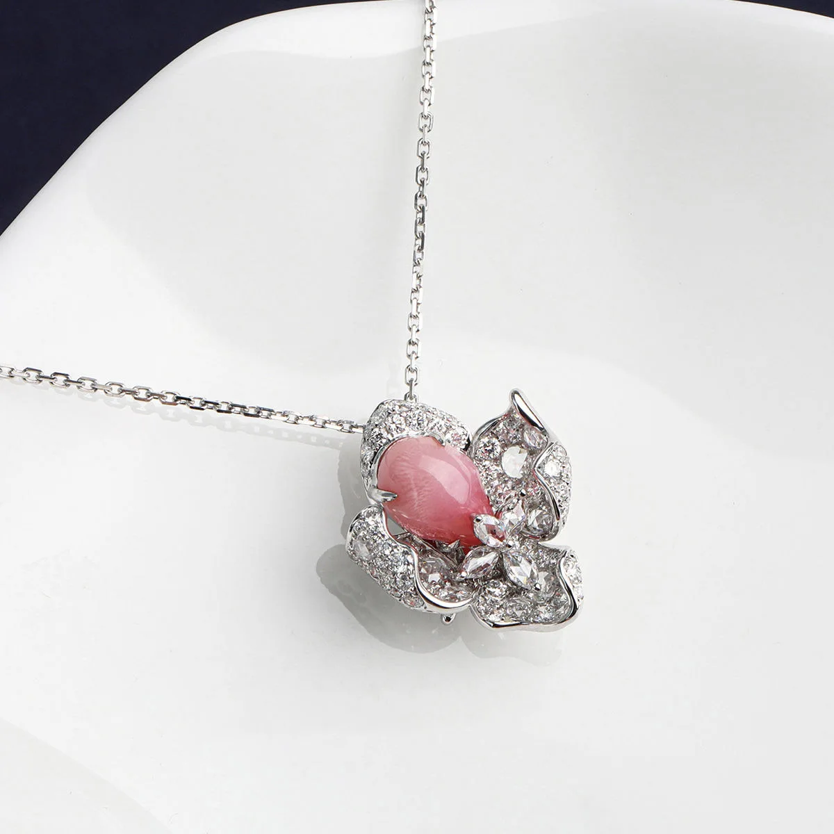 "Tricolor Violet" Blooms in Pink Enamel Painted Zirconium Pendant Exquisite Necklace Clavicle Chain Sweater Chain
"Tricolor Violet" Blooms in Pink Enamel Painted Zirconium Pendant Exquisite Necklace Clavicle Chain Sweater Chain